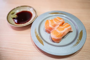 Tabakta somon göbeği suşisi. Suşi, Japonya kökenli bir yemek hazırlama türüdür..