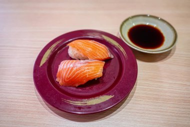 Tabakta somon suşisi. Suşi, Japonya kökenli bir yemek hazırlama türüdür..