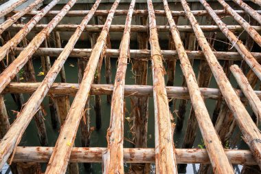 İnşaatta kullanılan çam kütükleri inşaatın ağırlığını destekliyor.