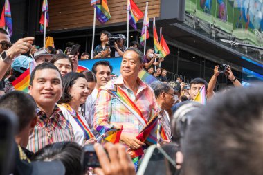 Bangkok, Tayland - 1 Haziran 2024 Bangkok Onur Festivali 2024, Siam Square Bangkok, Tayland 'da düzenlenen etkinlikte insanların kısa eylem ve atmosferi kutlamalara katılıyor. Cinsiyet çeşitliliği yaş, ırk ya da din ayrımı yoktur..