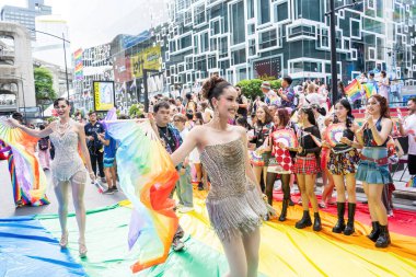 Bangkok, Tayland - 1 Haziran 2024 Bangkok Onur Festivali 2024, Siam Square Bangkok, Tayland 'da düzenlenen etkinlikte insanların kısa eylem ve atmosferi kutlamalara katılıyor. Cinsiyet çeşitliliği yaş, ırk ya da din ayrımı yoktur..