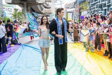 Bangkok, Tayland - 1 Haziran 2024 Bangkok Onur Festivali 2024, Siam Square Bangkok, Tayland 'da düzenlenen etkinlikte insanların kısa eylem ve atmosferi kutlamalara katılıyor. Cinsiyet çeşitliliği yaş, ırk ya da din ayrımı yoktur..