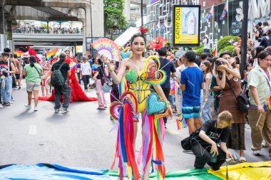 Bangkok, Tayland - 1 Haziran 2024 Bangkok Onur Festivali 2024, Siam Square Bangkok, Tayland 'da düzenlenen etkinlikte insanların kısa eylem ve atmosferi kutlamalara katılıyor. Cinsiyet çeşitliliği yaş, ırk ya da din ayrımı yoktur..