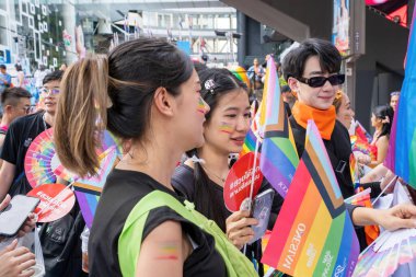 Bangkok, Tayland - 1 Haziran 2024 Bangkok Onur Festivali 2024, Siam Square Bangkok, Tayland 'da düzenlenen etkinlikte insanların kısa eylem ve atmosferi kutlamalara katılıyor. Cinsiyet çeşitliliği yaş, ırk ya da din ayrımı yoktur..
