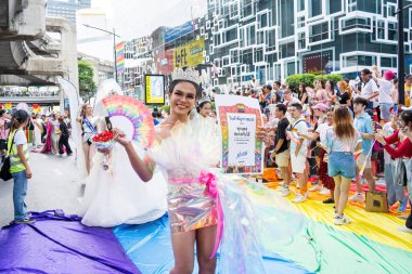 Bangkok, Tayland - 1 Haziran 2024 Bangkok Onur Festivali 2024, Siam Square Bangkok, Tayland 'da düzenlenen etkinlikte insanların kısa eylem ve atmosferi kutlamalara katılıyor. Cinsiyet çeşitliliği yaş, ırk ya da din ayrımı yoktur..