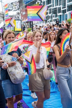 Bangkok, Tayland - 1 Haziran 2024 Bangkok Onur Festivali 2024, Siam Square Bangkok, Tayland 'da düzenlenen etkinlikte insanların kısa eylem ve atmosferi kutlamalara katılıyor. Cinsiyet çeşitliliği yaş, ırk ya da din ayrımı yoktur..