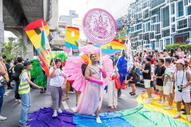 Bangkok, Tayland - 1 Haziran 2024 Bangkok Onur Festivali 2024, Siam Square Bangkok, Tayland 'da düzenlenen etkinlikte insanların kısa eylem ve atmosferi kutlamalara katılıyor. Cinsiyet çeşitliliği yaş, ırk ya da din ayrımı yoktur..
