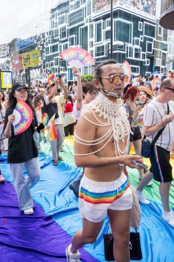 Bangkok, Tayland - 1 Haziran 2024 Bangkok Onur Festivali 2024, Siam Square Bangkok, Tayland 'da düzenlenen etkinlikte insanların kısa eylem ve atmosferi kutlamalara katılıyor. Cinsiyet çeşitliliği yaş, ırk ya da din ayrımı yoktur..