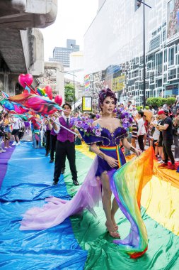 Bangkok, Tayland - 1 Haziran 2024 Bangkok Onur Festivali 2024, Siam Square Bangkok, Tayland 'da düzenlenen etkinlikte insanların kısa eylem ve atmosferi kutlamalara katılıyor. Cinsiyet çeşitliliği yaş, ırk ya da din ayrımı yoktur..