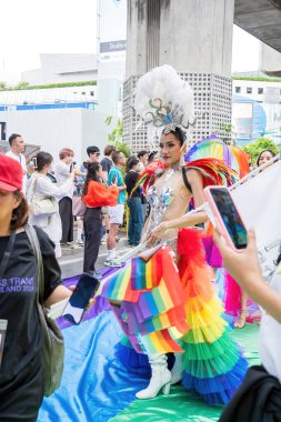 Bangkok, Tayland - 1 Haziran 2024 Bangkok Onur Festivali 2024, Siam Square Bangkok, Tayland 'da düzenlenen etkinlikte insanların kısa eylem ve atmosferi kutlamalara katılıyor. Cinsiyet çeşitliliği yaş, ırk ya da din ayrımı yoktur..