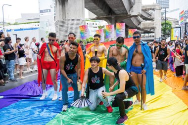 Bangkok, Tayland - 1 Haziran 2024 Bangkok Onur Festivali 2024, Siam Square Bangkok, Tayland 'da düzenlenen etkinlikte insanların kısa eylem ve atmosferi kutlamalara katılıyor. Cinsiyet çeşitliliği yaş, ırk ya da din ayrımı yoktur..