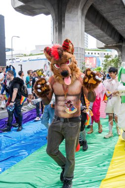 Bangkok, Tayland - 1 Haziran 2024 Bangkok Onur Festivali 2024, Siam Square Bangkok, Tayland 'da düzenlenen etkinlikte insanların kısa eylem ve atmosferi kutlamalara katılıyor. Cinsiyet çeşitliliği yaş, ırk ya da din ayrımı yoktur..