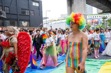 Bangkok, Tayland - 1 Haziran 2024 Bangkok Onur Festivali 2024, Siam Square Bangkok, Tayland 'da düzenlenen etkinlikte insanların kısa eylem ve atmosferi kutlamalara katılıyor. Cinsiyet çeşitliliği yaş, ırk ya da din ayrımı yoktur..