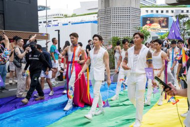 Bangkok, Tayland - 1 Haziran 2024 Bangkok Onur Festivali 2024, Siam Square Bangkok, Tayland 'da düzenlenen etkinlikte insanların kısa eylem ve atmosferi kutlamalara katılıyor. Cinsiyet çeşitliliği yaş, ırk ya da din ayrımı yoktur..