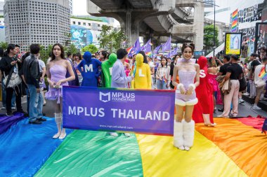 Bangkok, Tayland - 1 Haziran 2024 Bangkok Onur Festivali 2024, Siam Square Bangkok, Tayland 'da düzenlenen etkinlikte insanların kısa eylem ve atmosferi kutlamalara katılıyor. Cinsiyet çeşitliliği yaş, ırk ya da din ayrımı yoktur..