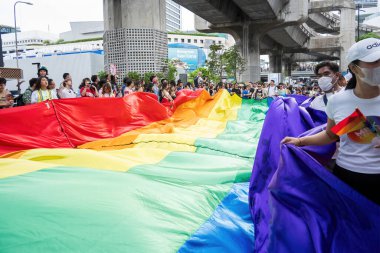 Bangkok, Tayland - 1 Haziran 2024 Bangkok Onur Festivali 2024, Siam Square Bangkok, Tayland 'da düzenlenen etkinlikte insanların kısa eylem ve atmosferi kutlamalara katılıyor. Cinsiyet çeşitliliği yaş, ırk ya da din ayrımı yoktur..