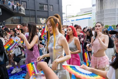 Bangkok, Tayland - 1 Haziran 2024 Bangkok Onur Festivali 2024, Siam Square Bangkok, Tayland 'da düzenlenen etkinlikte insanların kısa eylem ve atmosferi kutlamalara katılıyor. Cinsiyet çeşitliliği yaş, ırk ya da din ayrımı yoktur..