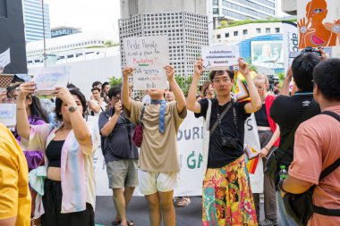 Bangkok, Tayland - 1 Haziran 2024 Bangkok Onur Festivali 2024, Siam Square Bangkok, Tayland 'da düzenlenen etkinlikte insanların kısa eylem ve atmosferi kutlamalara katılıyor. Cinsiyet çeşitliliği yaş, ırk ya da din ayrımı yoktur..