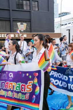 Bangkok, Tayland - 1 Haziran 2024 Bangkok Onur Festivali 2024, Siam Square Bangkok, Tayland 'da düzenlenen etkinlikte insanların kısa eylem ve atmosferi kutlamalara katılıyor. Cinsiyet çeşitliliği yaş, ırk ya da din ayrımı yoktur..