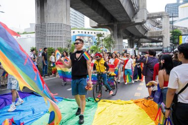 Bangkok, Tayland - 1 Haziran 2024 Bangkok Onur Festivali 2024, Siam Square Bangkok, Tayland 'da düzenlenen etkinlikte insanların kısa eylem ve atmosferi kutlamalara katılıyor. Cinsiyet çeşitliliği yaş, ırk ya da din ayrımı yoktur..