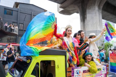 Bangkok, Tayland - 1 Haziran 2024 Bangkok Onur Festivali 2024, Siam Square Bangkok, Tayland 'da düzenlenen etkinlikte insanların kısa eylem ve atmosferi kutlamalara katılıyor. Cinsiyet çeşitliliği yaş, ırk ya da din ayrımı yoktur..