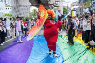 Bangkok, Tayland - 1 Haziran 2024 Bangkok Onur Festivali 2024, Siam Square Bangkok, Tayland 'da düzenlenen etkinlikte insanların kısa eylem ve atmosferi kutlamalara katılıyor. Cinsiyet çeşitliliği yaş, ırk ya da din ayrımı yoktur..