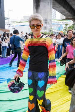 Bangkok, Tayland - 1 Haziran 2024 Bangkok Onur Festivali 2024, Siam Square Bangkok, Tayland 'da düzenlenen etkinlikte insanların kısa eylem ve atmosferi kutlamalara katılıyor. Cinsiyet çeşitliliği yaş, ırk ya da din ayrımı yoktur..