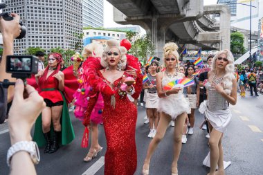 Bangkok, Tayland - 1 Haziran 2024 Bangkok Onur Festivali 2024, Siam Square Bangkok, Tayland 'da düzenlenen etkinlikte insanların kısa eylem ve atmosferi kutlamalara katılıyor. Cinsiyet çeşitliliği yaş, ırk ya da din ayrımı yoktur..
