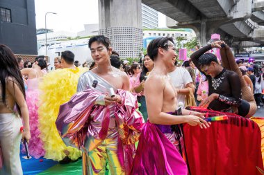 Bangkok, Tayland - 1 Haziran 2024 Bangkok Onur Festivali 2024, Siam Square Bangkok, Tayland 'da düzenlenen etkinlikte insanların kısa eylem ve atmosferi kutlamalara katılıyor. Cinsiyet çeşitliliği yaş, ırk ya da din ayrımı yoktur..