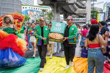 Bangkok, Tayland - 1 Haziran 2024 Bangkok Onur Festivali 2024, Siam Square Bangkok, Tayland 'da düzenlenen etkinlikte insanların kısa eylem ve atmosferi kutlamalara katılıyor. Cinsiyet çeşitliliği yaş, ırk ya da din ayrımı yoktur..