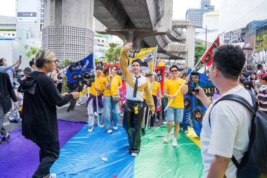 Bangkok, Tayland - 1 Haziran 2024 Bangkok Onur Festivali 2024, Siam Square Bangkok, Tayland 'da düzenlenen etkinlikte insanların kısa eylem ve atmosferi kutlamalara katılıyor. Cinsiyet çeşitliliği yaş, ırk ya da din ayrımı yoktur..