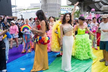 Bangkok, Tayland - 1 Haziran 2024 Bangkok Onur Festivali 2024, Siam Square Bangkok, Tayland 'da düzenlenen etkinlikte insanların kısa eylem ve atmosferi kutlamalara katılıyor. Cinsiyet çeşitliliği yaş, ırk ya da din ayrımı yoktur..