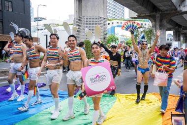 Bangkok, Tayland - 1 Haziran 2024 Bangkok Onur Festivali 2024, Siam Square Bangkok, Tayland 'da düzenlenen etkinlikte insanların kısa eylem ve atmosferi kutlamalara katılıyor. Cinsiyet çeşitliliği yaş, ırk ya da din ayrımı yoktur..