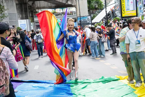 Bangkok, Tayland - 1 Haziran 2024 Bangkok Onur Festivali 2024, Siam Square Bangkok, Tayland 'da düzenlenen etkinlikte insanların kısa eylem ve atmosferi kutlamalara katılıyor. Cinsiyet çeşitliliği yaş, ırk ya da din ayrımı yoktur..