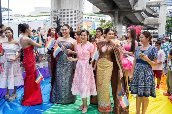 Bangkok, Tayland - 1 Haziran 2024 Bangkok Onur Festivali 2024, Siam Square Bangkok, Tayland 'da düzenlenen etkinlikte insanların kısa eylem ve atmosferi kutlamalara katılıyor. Cinsiyet çeşitliliği yaş, ırk ya da din ayrımı yoktur..