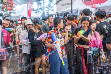 Siam Meydanı, Bangkok, Tayland - APR 13, 2024 Songkran Festivali, Tayland 'ın Siam Meydanı Bangkok kentinde insanların yeni yıl kutlamalarına katılması.