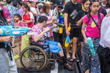 Siam Meydanı, Bangkok, Tayland - APR 13, 2024 Songkran Festivali, Tayland 'ın Siam Meydanı Bangkok kentinde insanların yeni yıl kutlamalarına katılması.