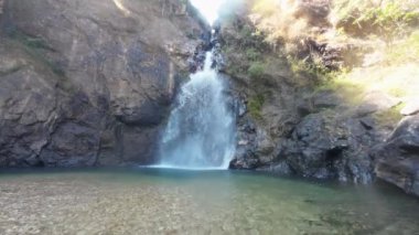 Jokkradin Şelalesi, Kanchanaburi, Tayland. Şelaleler dinlenmek ve yüzmek için harika bir yerdir. Etrafındaki hava serin ve rahattır..