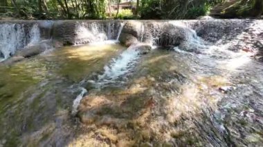 Kroeng Krawia Şelalesi, Kanchanaburi, Tayland. Kroeng Krawia Şelalesi küçük bir şelaledir. Şelaleler dinlenmek ve yüzmek için harika bir yerdir. Etrafındaki hava serin ve rahattır..