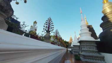 Atmosfer Wat Pa Dara Phirom, Mae Rim, Chiang Mai, Tayland. Her dinde herkesin izlenebileceği bir yer..