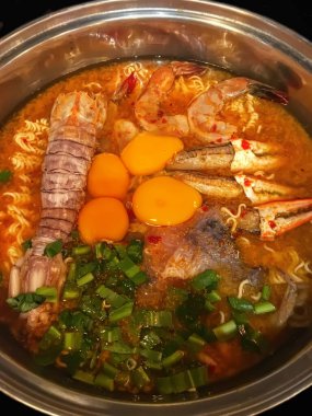 Taze karidesli, peygamber devesi karidesli ve baharatlı çorbalı en iyi deniz mahsulü ramen yahnisini deneyin..