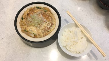 Yumurtalı kızarmış domuz tonkatsu, beyaz pirinçli servis..