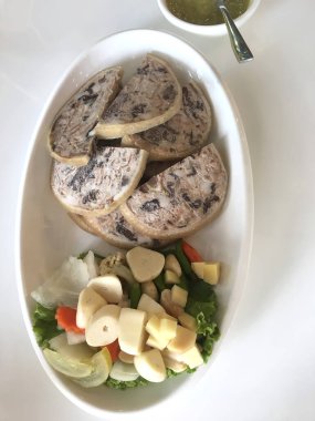 Geleneksel Vietnam usulü domuz eti ve yeşil yapraklı sebzeler..