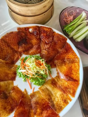 Beyaz tabakta Pekin ördeği.