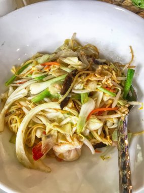 Beyaz tabakta Çin usulü kızarmış şehriye..