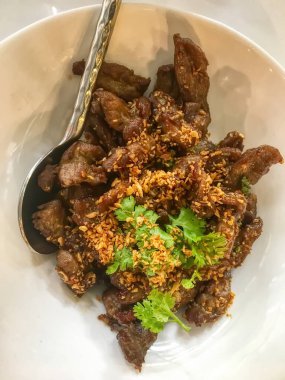 Beyaz tabakta sarımsaklı ördek..