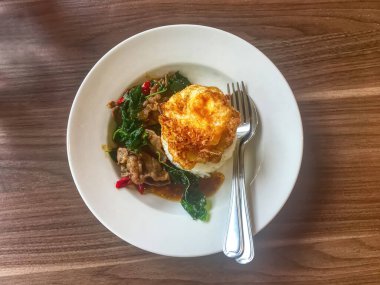 Wagyu bifteği, fesleğenli pilav ve kızarmış yumurta..