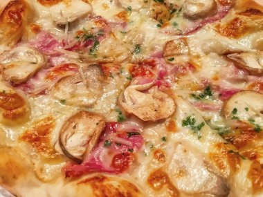 Jambonlu, ananaslı, biberli ve soğanlı, peynirli pizza..