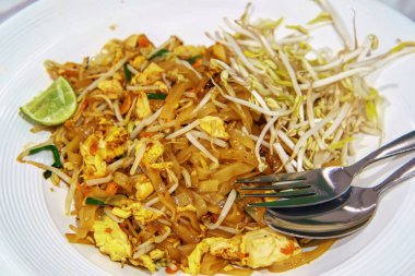 Geleneksel Tayland usulü yumurta ve lahanalı.