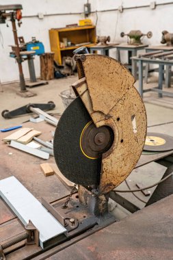 Malzeme bölümü ve fabrikadaki küçük endüstriyel aletler..